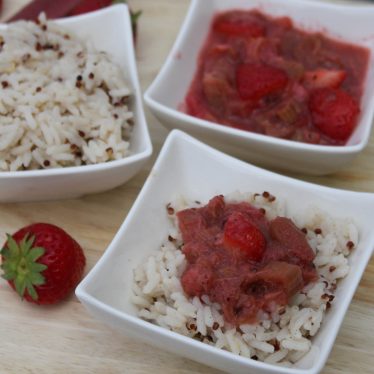 Reis/Quinoa-Porridge mit warmem Erdbeer-Rhabarber Kompott
