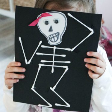DIY Halloween: Wattestäbchen-Skelettbild